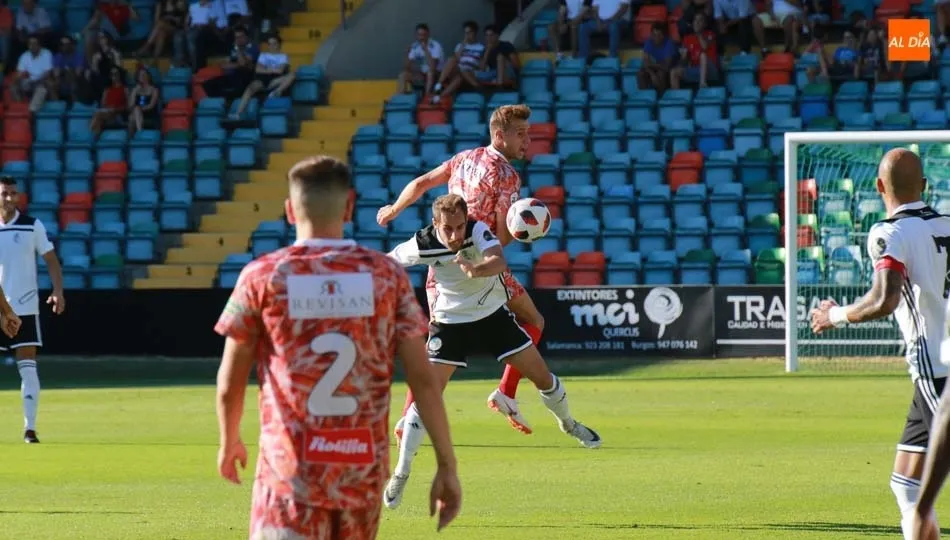 Pablo González recibe una falta en el partido ante el Guijuelo.