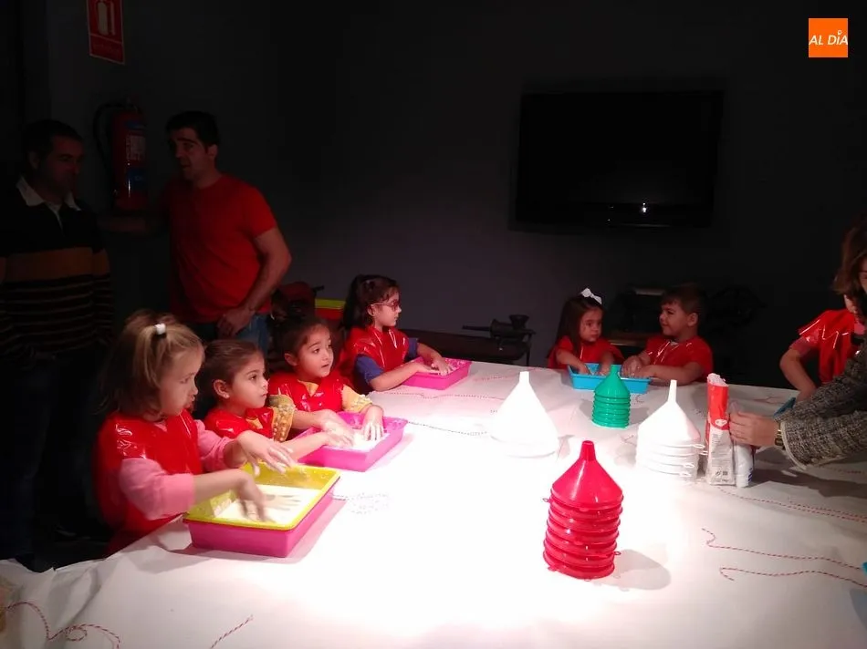 Los más pequeños aprendieron el proceso tradicional para hacer chorizo