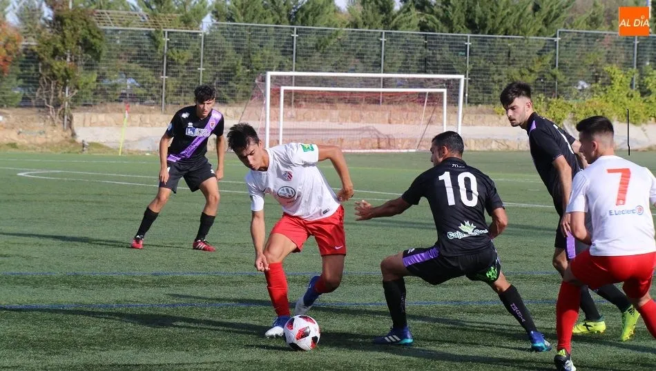 Lerma intenta llevarse el balón ante dos rivales. Fotos: Alberto Martín