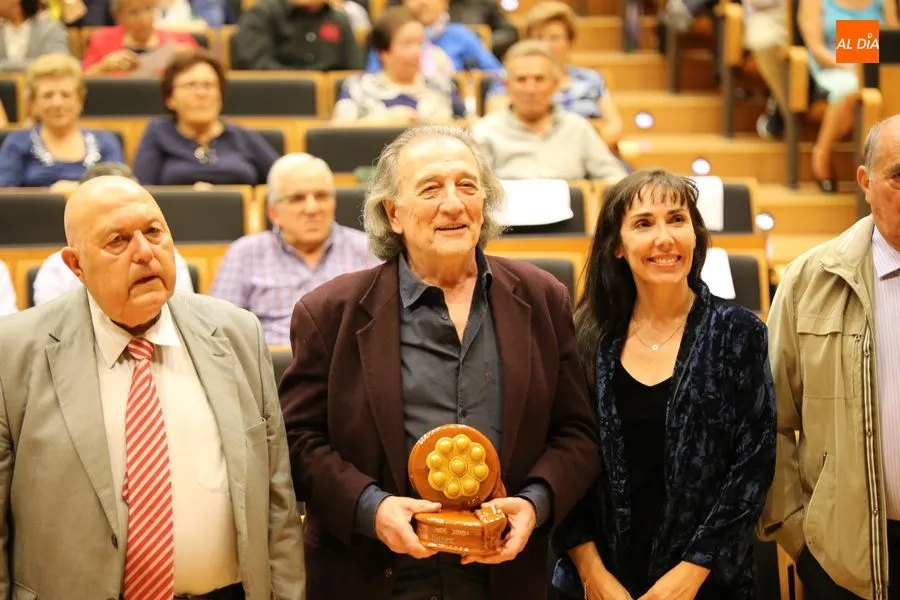 Emilio Linder (centro) sosteniendo su premio / Foto: Alberto Martín.