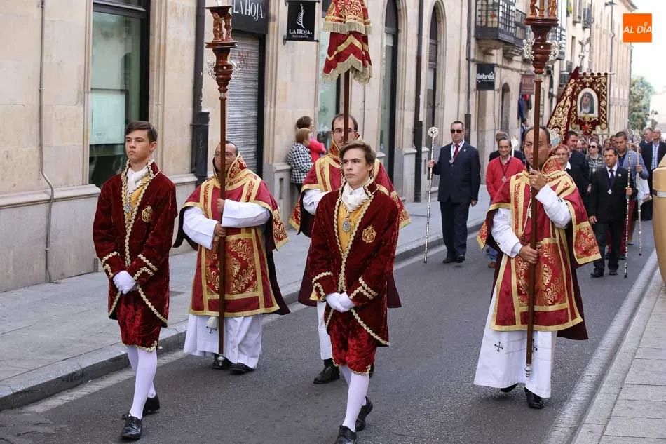 Foto 10 - Respeto y devoci&oacute;n en la tradicional procesi&oacute;n de la Archicofrad&iacute;a del Rosario  