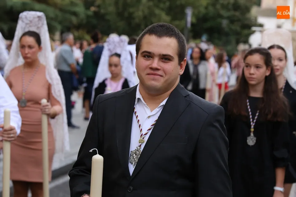Foto 9 - Respeto y devoci&oacute;n en la tradicional procesi&oacute;n de la Archicofrad&iacute;a del Rosario  