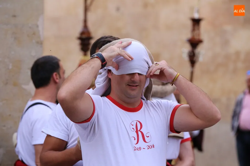 Foto 7 - Respeto y devoci&oacute;n en la tradicional procesi&oacute;n de la Archicofrad&iacute;a del Rosario  