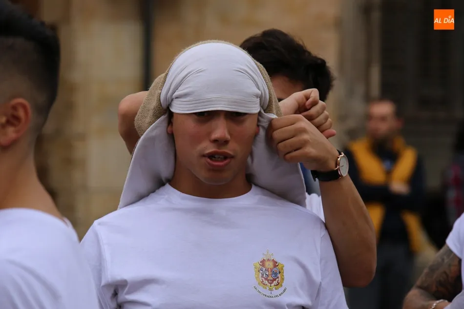 Foto 6 - Respeto y devoci&oacute;n en la tradicional procesi&oacute;n de la Archicofrad&iacute;a del Rosario  