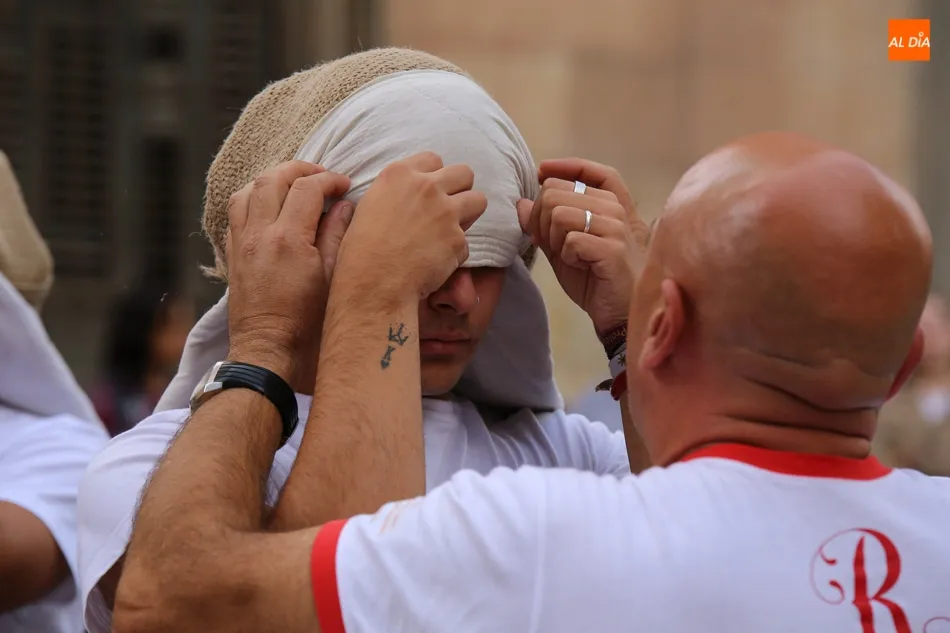 Foto 5 - Respeto y devoci&oacute;n en la tradicional procesi&oacute;n de la Archicofrad&iacute;a del Rosario  