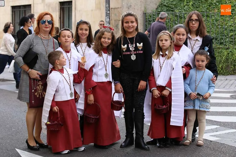 Foto 4 - Respeto y devoci&oacute;n en la tradicional procesi&oacute;n de la Archicofrad&iacute;a del Rosario  
