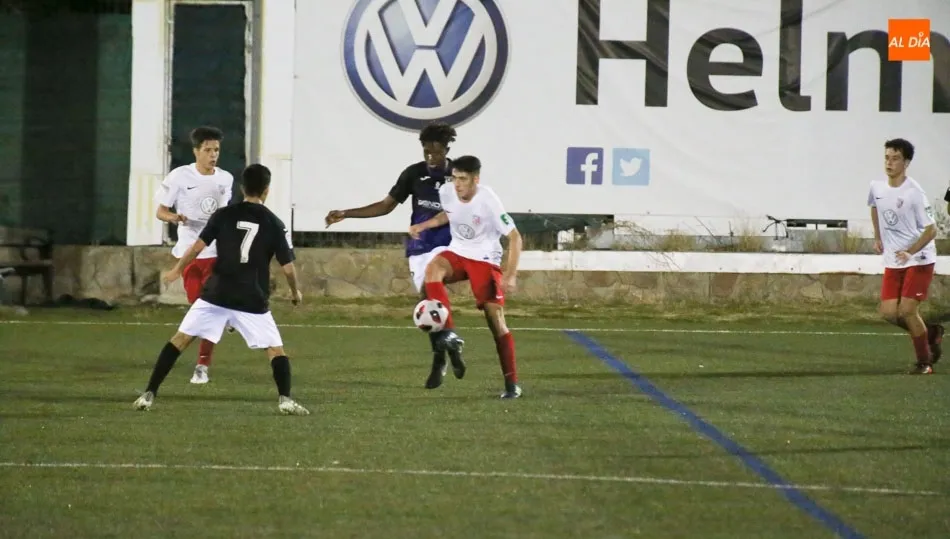 Una acción del encuentro disputado esta tarde en el San Casto. Fotos: Alberto Martín