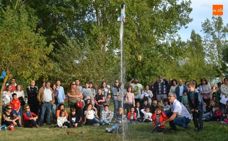 Miróbriga se pone en órbita lanzando cohetes y explorando el cielo entre las nubes  