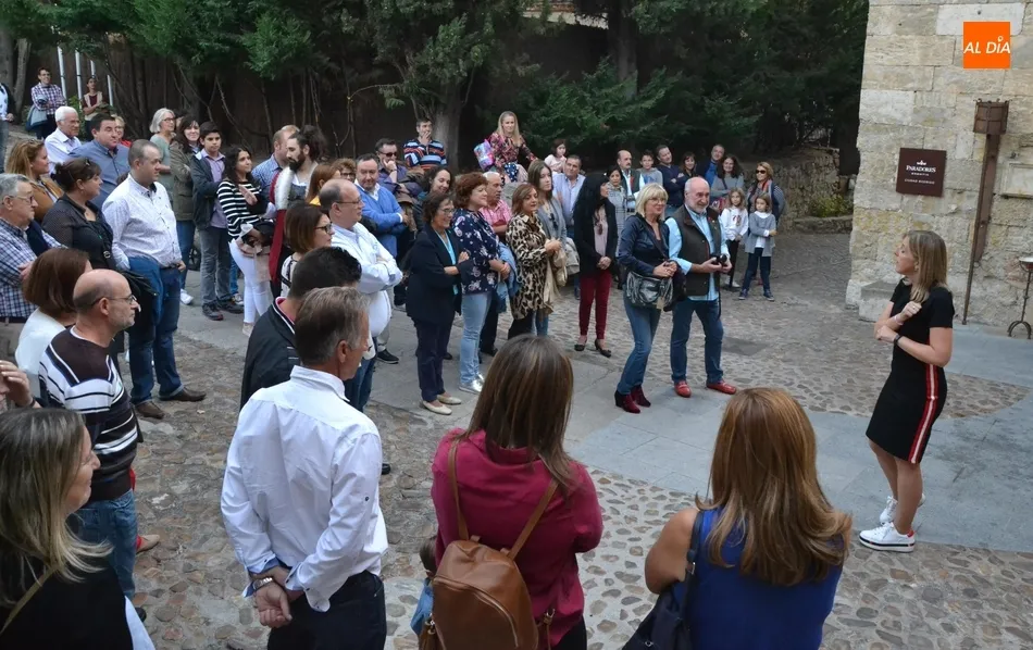 Foto 3 - Nuevo &eacute;xito de asistencia a la primera visita teatralizada del oto&ntilde;o al Parador  