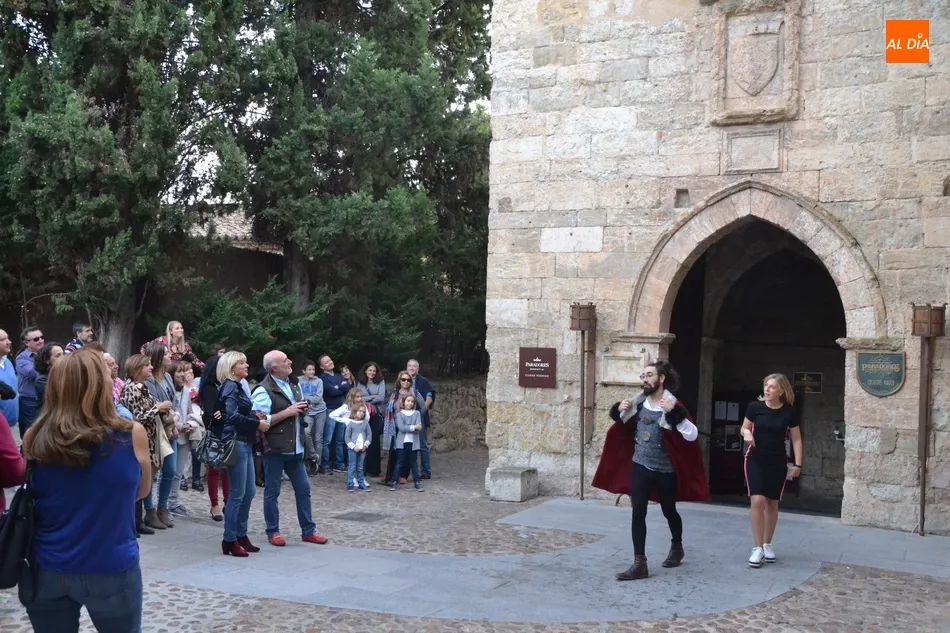 Foto 2 - Nuevo &eacute;xito de asistencia a la primera visita teatralizada del oto&ntilde;o al Parador  