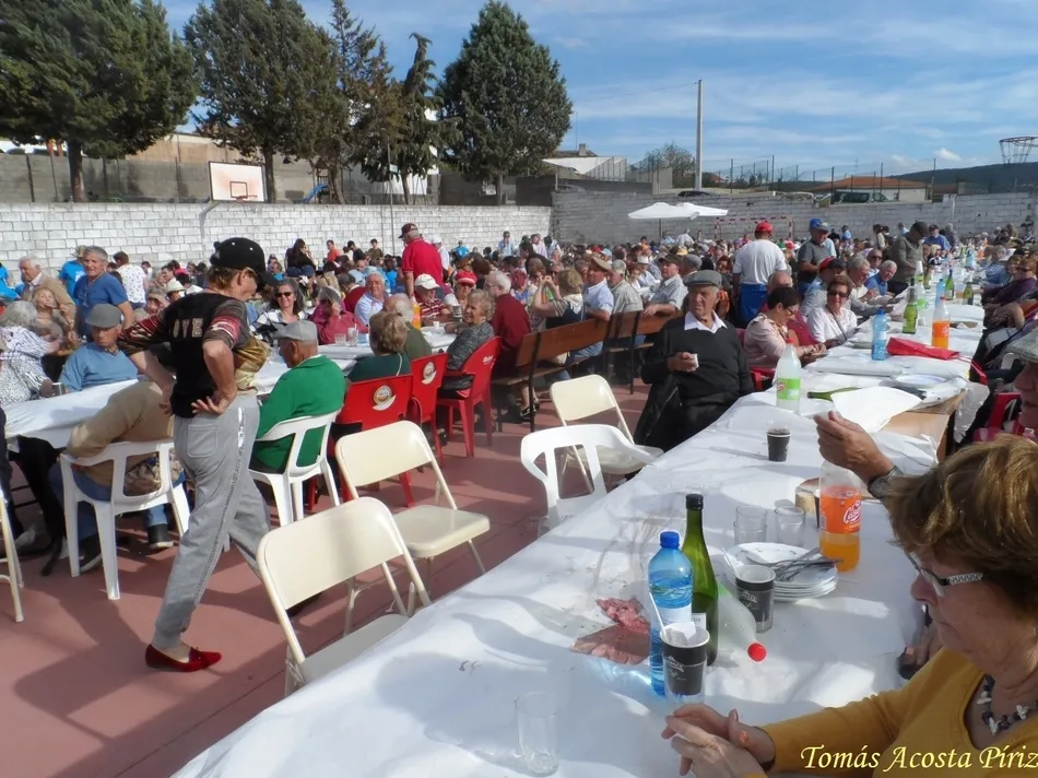 Foto 8 - Asociaciones de mayores de La Azaba y El Rebollar se re&uacute;nen en Ituero para celebrar la matanza  