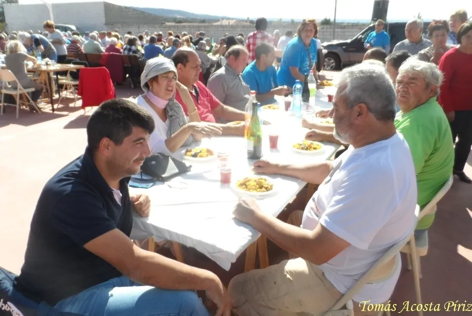 Foto 2 - Asociaciones de mayores de La Azaba y El Rebollar se re&uacute;nen en Ituero para celebrar la matanza  