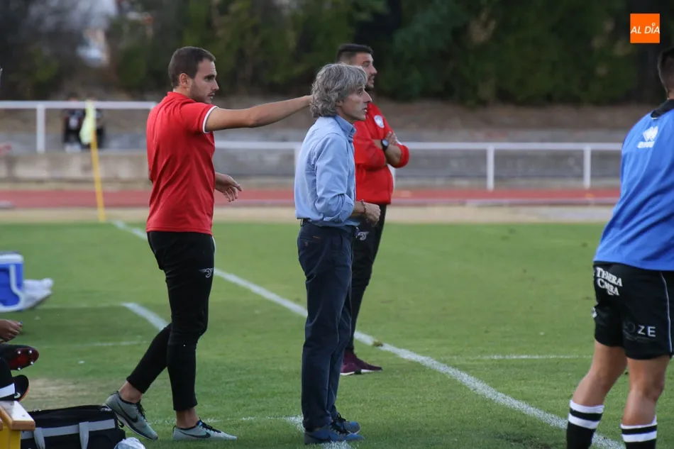 Roberto Aguirre, entrenador de Unionistas de Salamanca, en el partido ante el filial del Valladolid. Foto de Alberto Martín