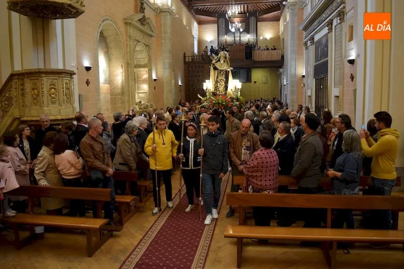 Foto 2 - Santa Teresa de Jes&uacute;s regresa de la clausura entre el fervor de los albenses