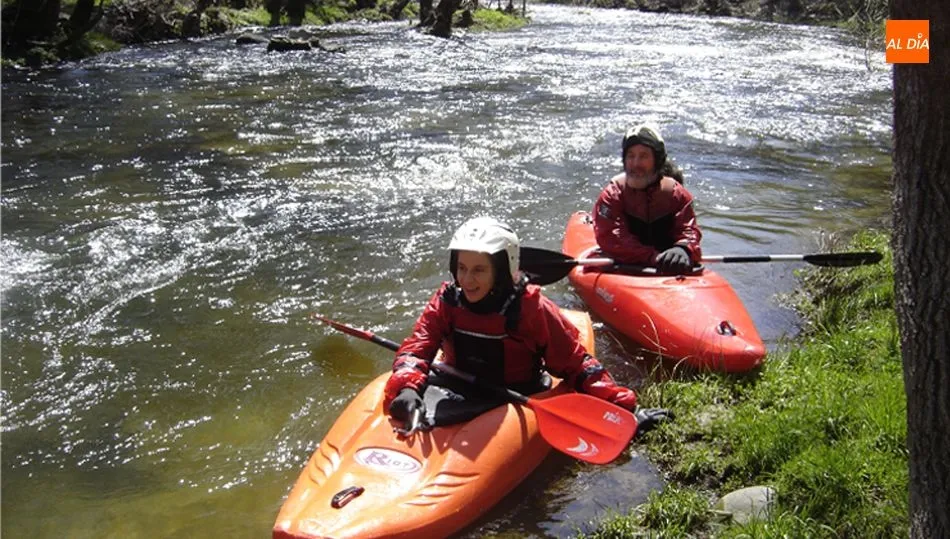 Piraguas en el río Cuerpo de Hombre a su paso por el Puente de la Malena / FOTOS: ANA V.