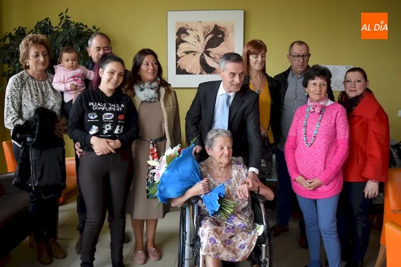 Manuela Dueñas Cosme estuvo acompañada por su familia y autoridades del Ayuntamiento