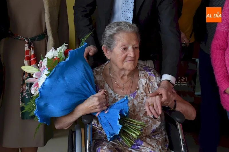 Foto 3 - Alba de Tormes rinde homenaje a su albense m&aacute;s veterana
