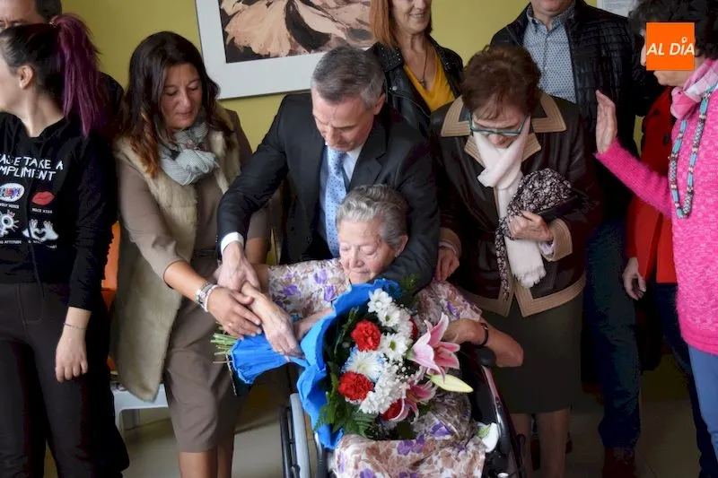 Foto 2 - Alba de Tormes rinde homenaje a su albense m&aacute;s veterana