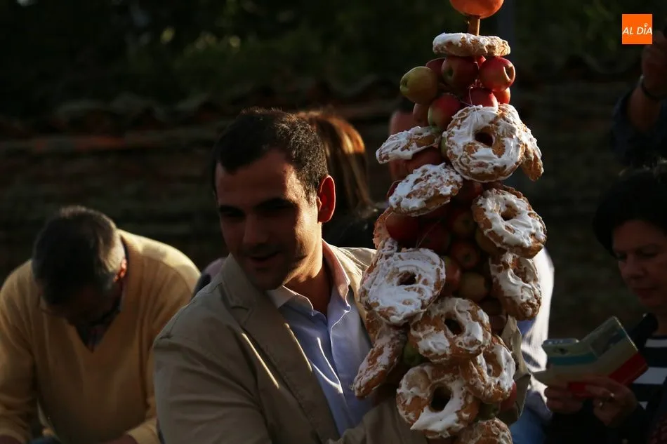 Foto 10 - Las Madrinas de Bogajo entregan sus roscas y ramos a la Virgen del Rosario  