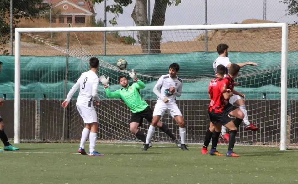 Foto 7 - El Senior del Ciudad Rodrigo retiene un punto en La Cist&eacute;rniga tras jugar toda la 2&ordf; parte con 10 ...