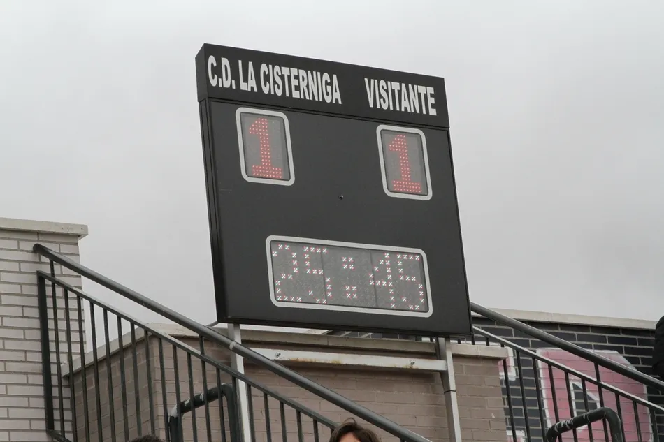 Foto 4 - El Senior del Ciudad Rodrigo retiene un punto en La Cist&eacute;rniga tras jugar toda la 2&ordf; parte con 10 ...