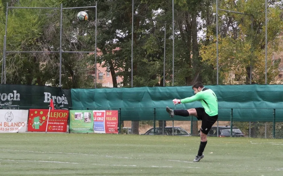 Foto 2 - El Senior del Ciudad Rodrigo retiene un punto en La Cist&eacute;rniga tras jugar toda la 2&ordf; parte con 10 ...
