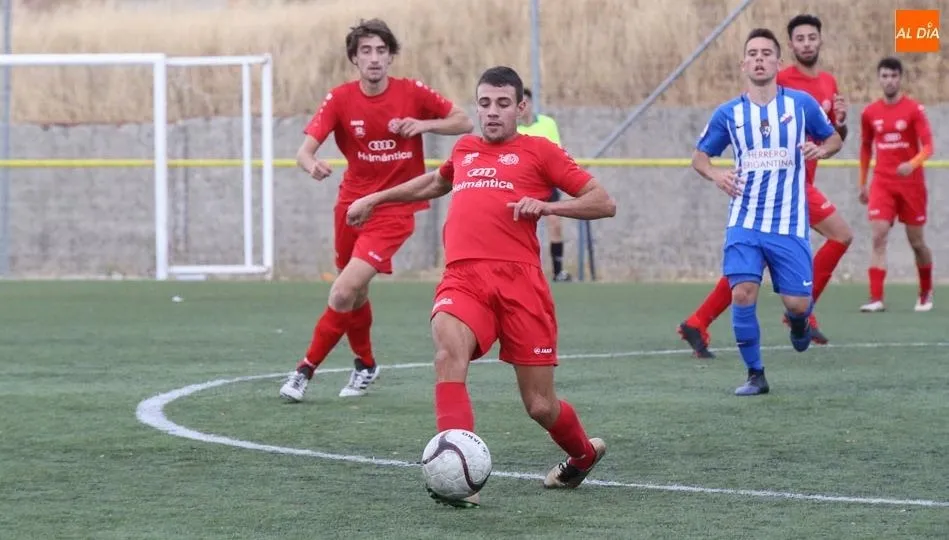 Un jugador del Hergar avanza con el balón en el partido ante la Ponferradina B. Fotos: Alberto Martín