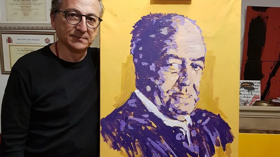 Miguel Elías con su retrato de Gastón Baquero