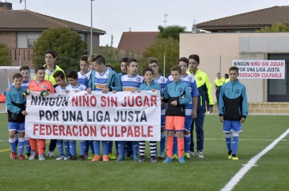 Foto 11 - Los equipos del Cabrerizos CF piden una Liga Justa para el alev&iacute;n con una sentada de un minuto...
