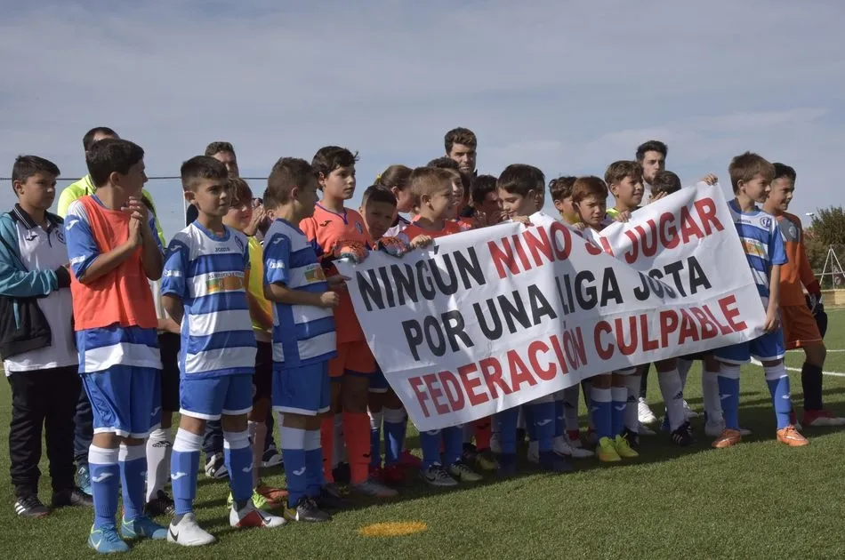 Foto 10 - Los equipos del Cabrerizos CF piden una Liga Justa para el alev&iacute;n con una sentada de un minuto...