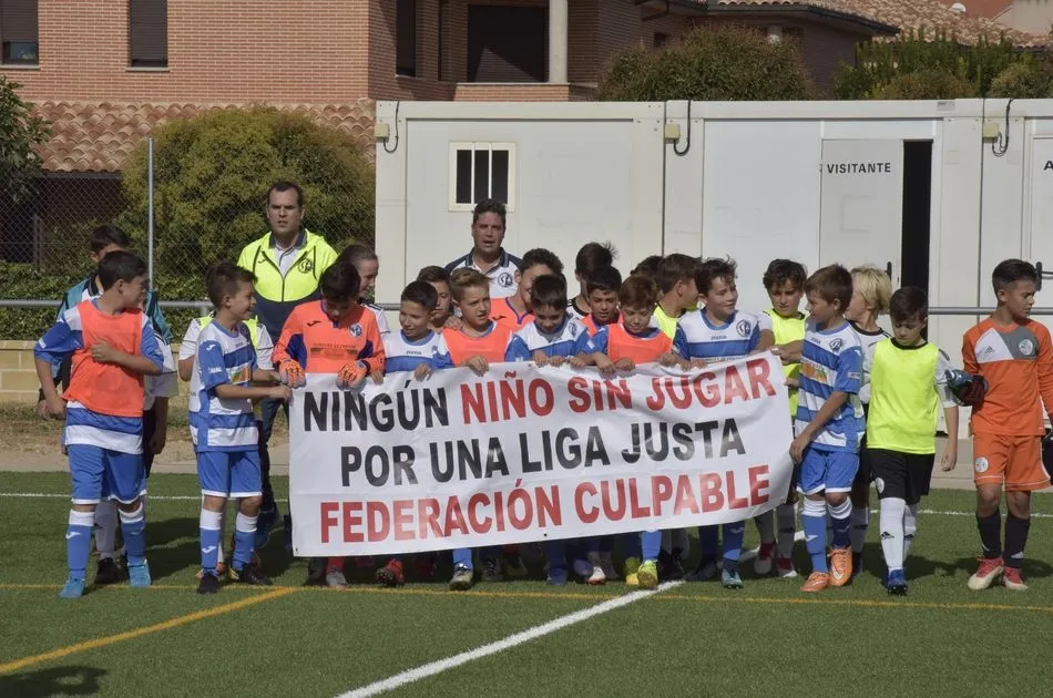 Foto 9 - Los equipos del Cabrerizos CF piden una Liga Justa para el alev&iacute;n con una sentada de un minuto...