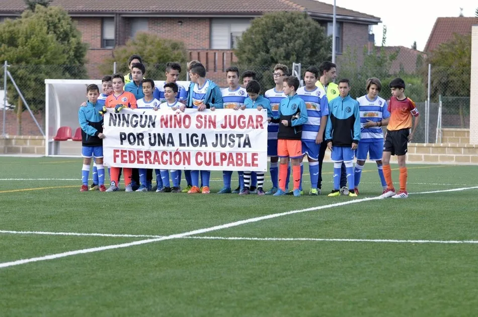 Foto 7 - Los equipos del Cabrerizos CF piden una Liga Justa para el alev&iacute;n con una sentada de un minuto...
