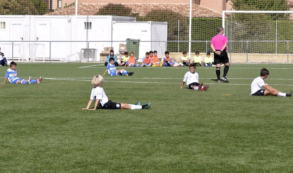 Foto 6 - Los equipos del Cabrerizos CF piden una Liga Justa para el alev&iacute;n con una sentada de un minuto...