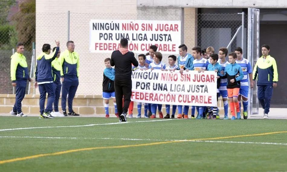 Foto 5 - Los equipos del Cabrerizos CF piden una Liga Justa para el alev&iacute;n con una sentada de un minuto...