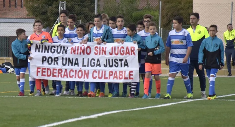 Foto 4 - Los equipos del Cabrerizos CF piden una Liga Justa para el alev&iacute;n con una sentada de un minuto...
