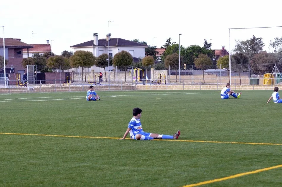 Foto 3 - Los equipos del Cabrerizos CF piden una Liga Justa para el alev&iacute;n con una sentada de un minuto...