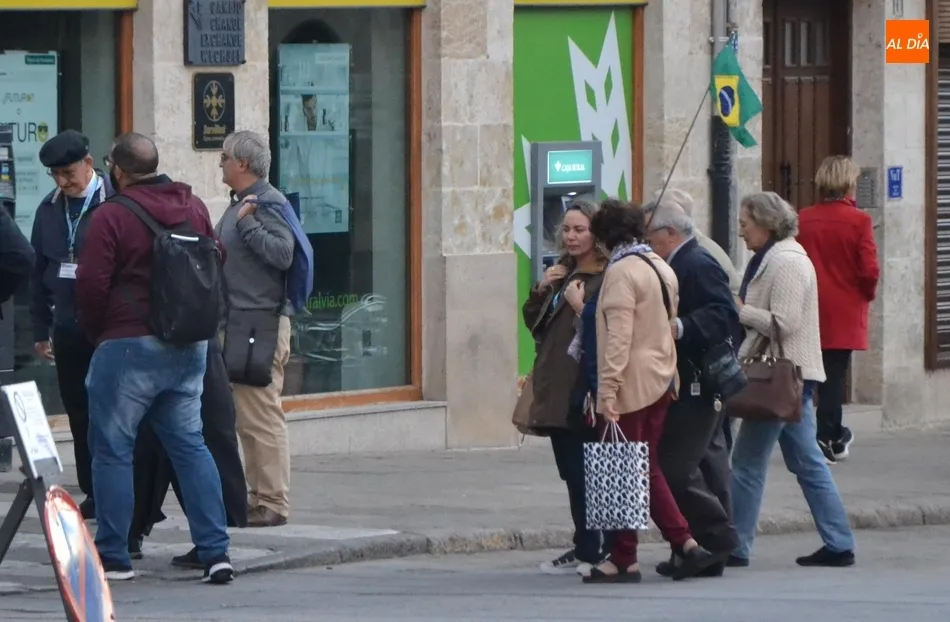 1Foto: Una bandera de Brasil se hace hueco entre las españolas  