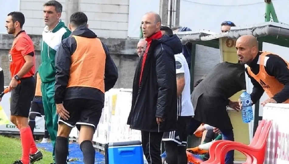 Antonio Calderón, que debutaba como técnico blanquinegros, sigue con atención el juego. Foto: Coruxo FC