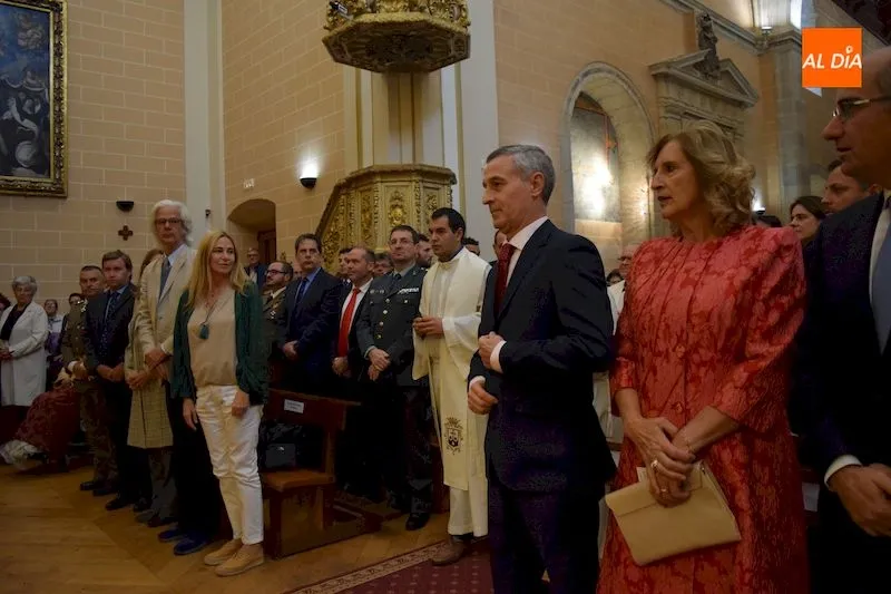 El Obispo de Salamanca, Mons Carlos López, oficia una eucaristía repleta de autoridades