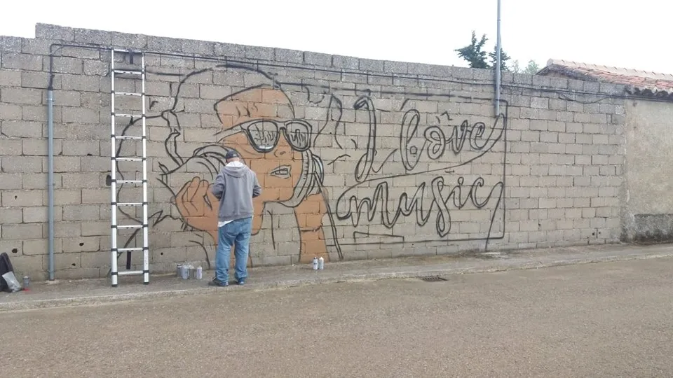Foto 2 - El artista pl&aacute;stico Jorge Nego crea un mural en Sancti-Sp&iacute;ritus  