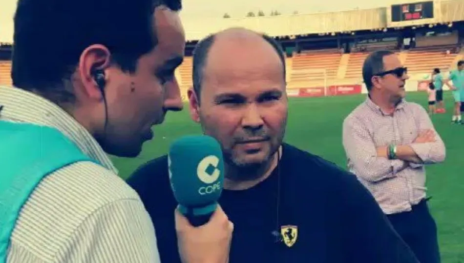 Entrevista anterior de Pablo Acebo a Manuel Lovato, en el estadio de San Lázaro, tras el partido del ascenso a 2ªB. Foto de @pabloaceborm