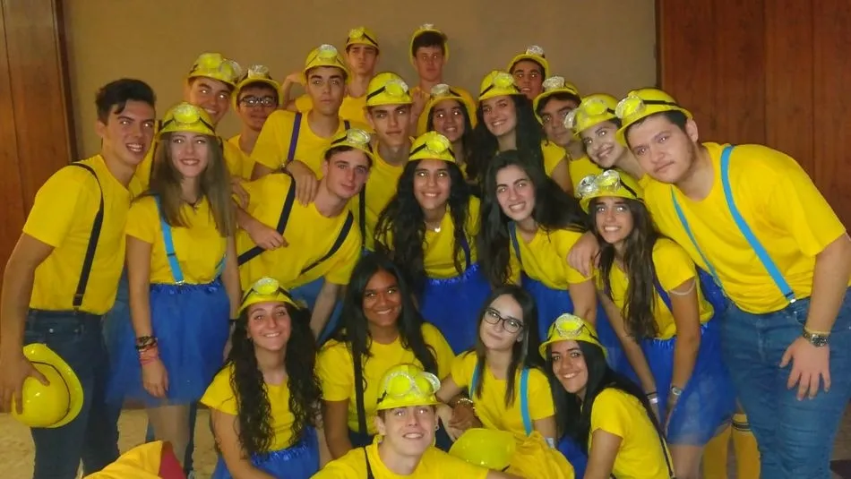 Alumnos del colegio Santa Teresa de Jesús disfrutando de la fiesta en honor a su patrona.