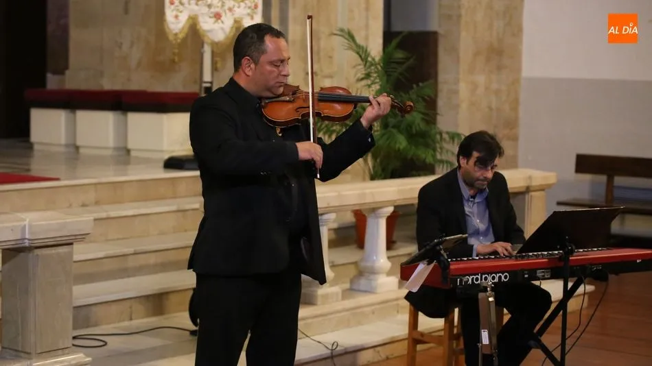 Sergio Fuente y Chema Corvo durante su recital en la iglesia de los Carmelitas Descalzos / Foto: Alberto Martín.