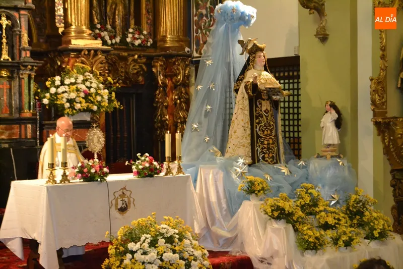 Foto 5 - La reliquia de Santa Teresa y las honras a su figura centran la atenci&oacute;n en el d&iacute;a grande de su...