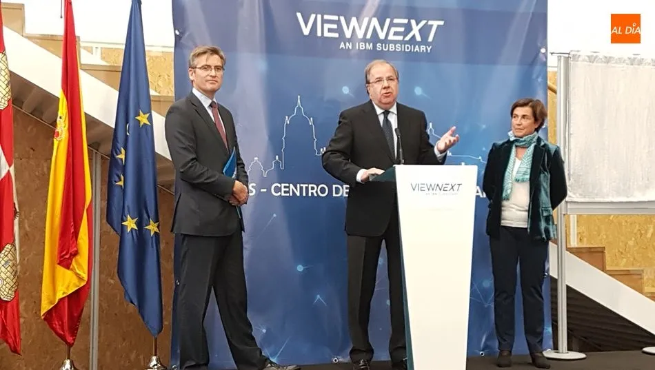 Herrera, durante su visita a Viewnext, junto a representantes de IBM e Iberdrola