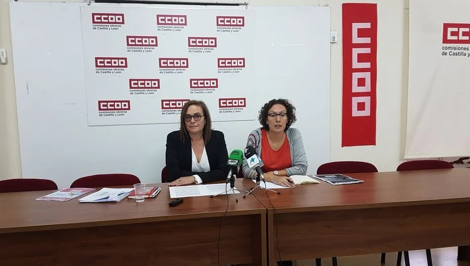 Elena Calderón y Laura Mayo presentando el informe sobre Educación