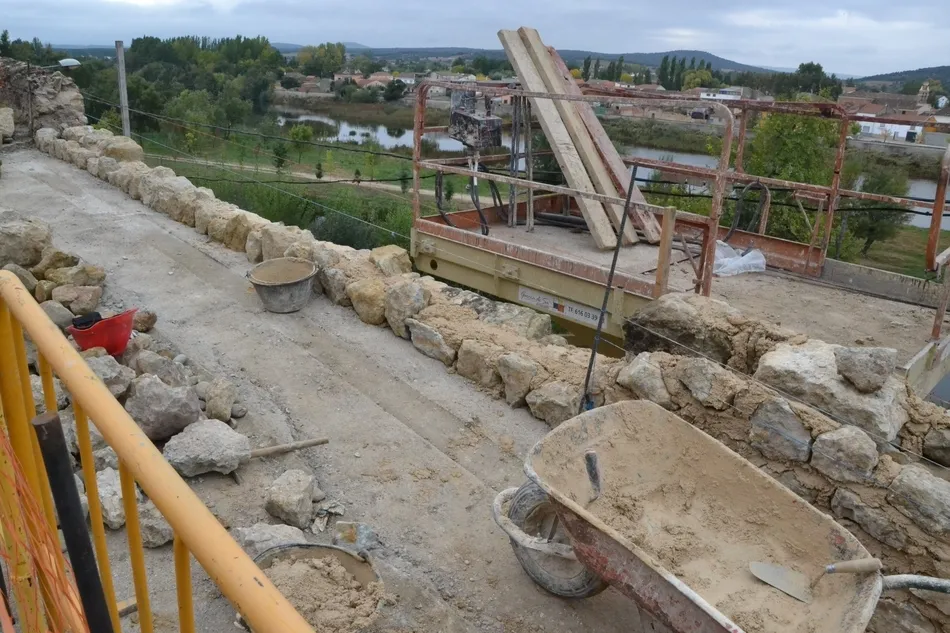 Foto 5 - El remate de las obras del muro de la Cuesta de Santiago complica la circulaci&oacute;n  