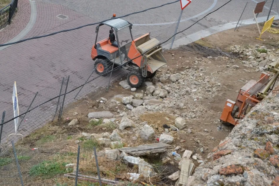 Foto 6 - El remate de las obras del muro de la Cuesta de Santiago complica la circulaci&oacute;n  