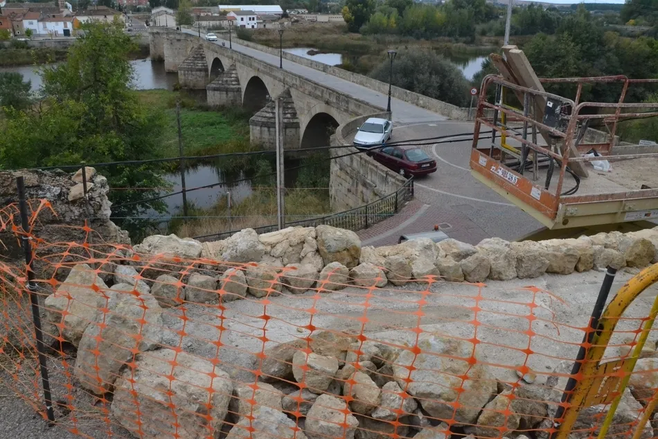Foto 8 - El remate de las obras del muro de la Cuesta de Santiago complica la circulaci&oacute;n  