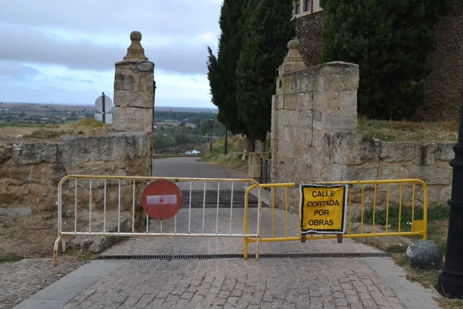 El remate de las obras del muro de la Cuesta de Santiago complica la circulación  